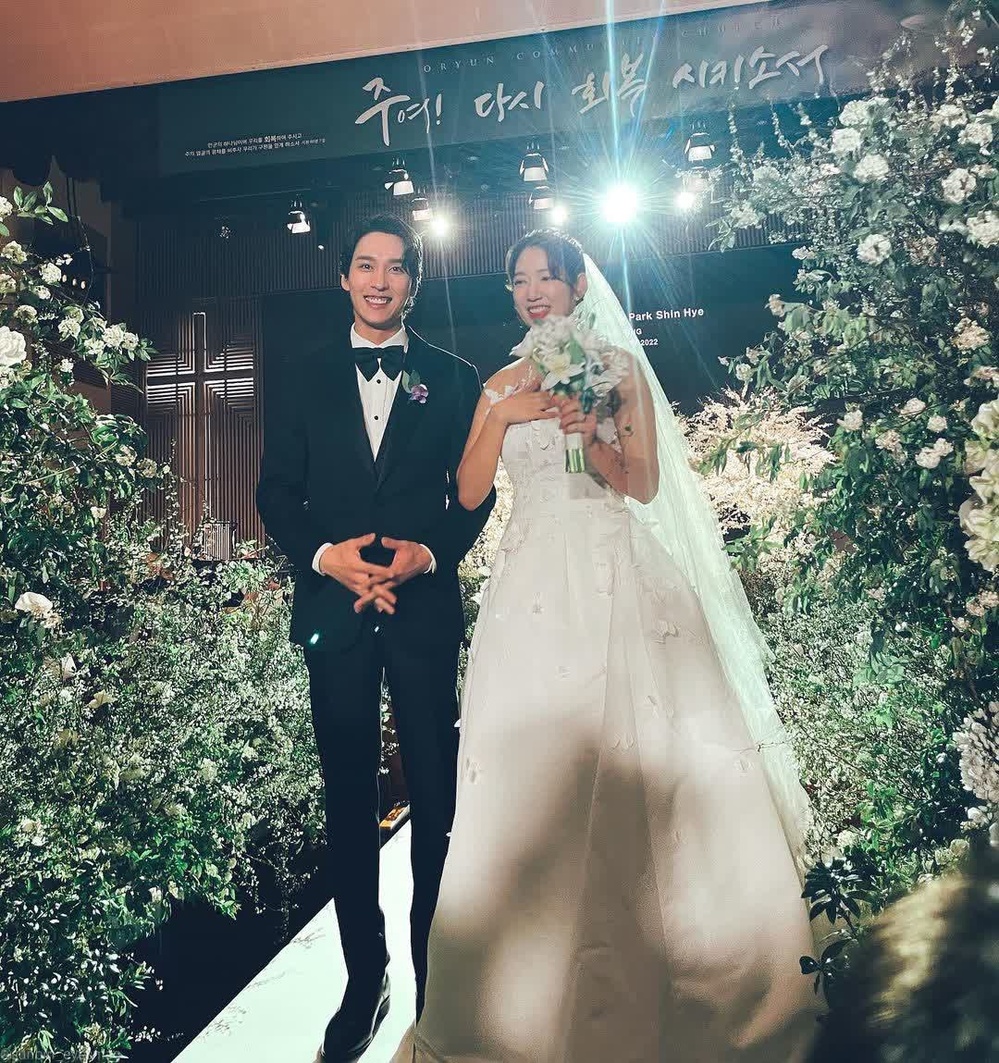 Những khoảnh khắc đẹp nhất trong đám cưới của Shin Hye và Tae Joon - Hình 1