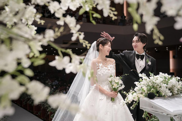 Park Shin Hye đích thân đăng ảnh trong đám cưới nét căng, ông xã kém tuổi có hành động khiến 2 triệu người phát sốt - Hình 1