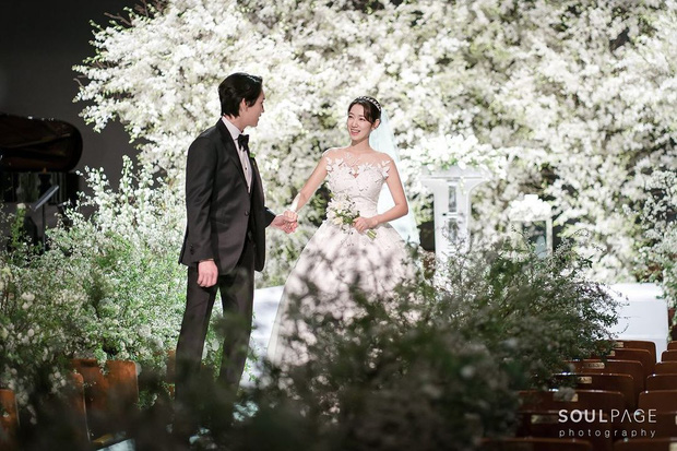Park Shin Hye đích thân đăng ảnh trong đám cưới nét căng, ông xã kém tuổi có hành động khiến 2 triệu người phát sốt - Hình 2