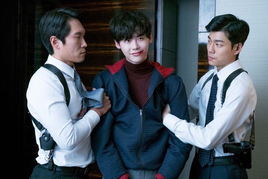 Phim mới của Lee Jong Suk, Jang Dong Gun thống trị phòng vé, dàn sao điển  trai ngời ngời trên tạp chí