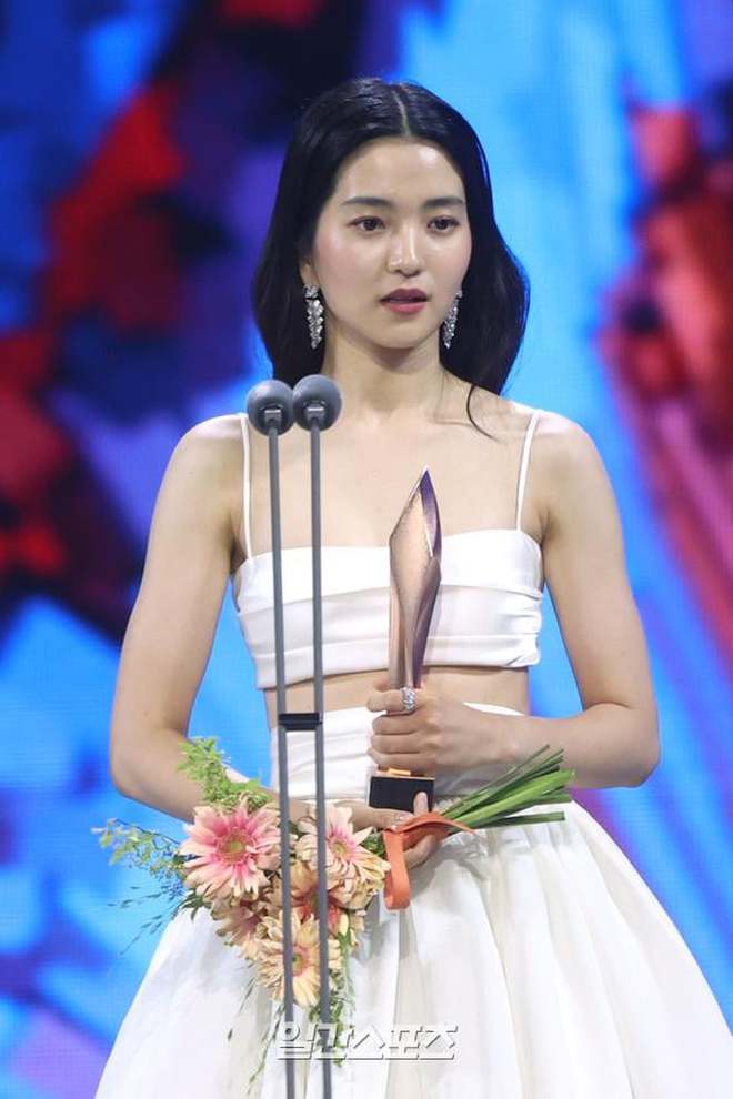 Kim Tae Ri hóa cô dâu trên thảm đỏ Baeksang 2022, đụng hàng với mỹ nhân Hollywood và còn thay đổi chi tiết váy để tránh thị phi - Ảnh 2.