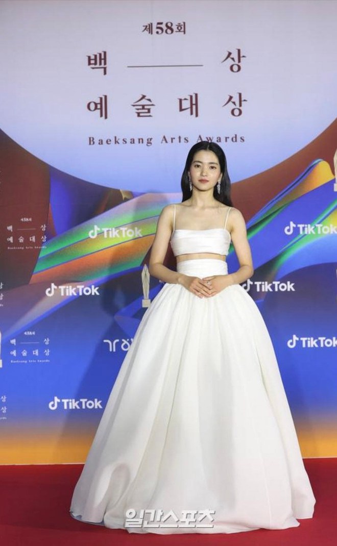 Kim Tae Ri hóa cô dâu trên thảm đỏ Baeksang 2022, đụng hàng với mỹ nhân Hollywood và còn thay đổi chi tiết váy để tránh thị phi - Ảnh 1.