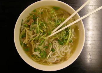 Phở bò cỡ vừa khoảng 350 đến 450 calo