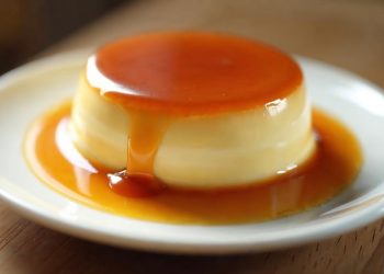 Bánh flan mịn với lớp caramel vàng óng trên đĩa trắng