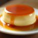 Bánh flan mịn với lớp caramel vàng óng trên đĩa trắng