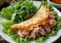 Bánh xèo miền Tây vàng giòn gấp đôi, nhân tôm thịt ba chỉ giá đỗ, ăn kèm rau sống và nước chấm