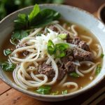 Phở bao nhiêu calo? 1 tô phở bò, phở gà bao nhiêu kcal