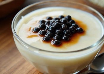 Tào phớ pudding sữa đậu nành trân châu đường nâu trong bát thủy tinh