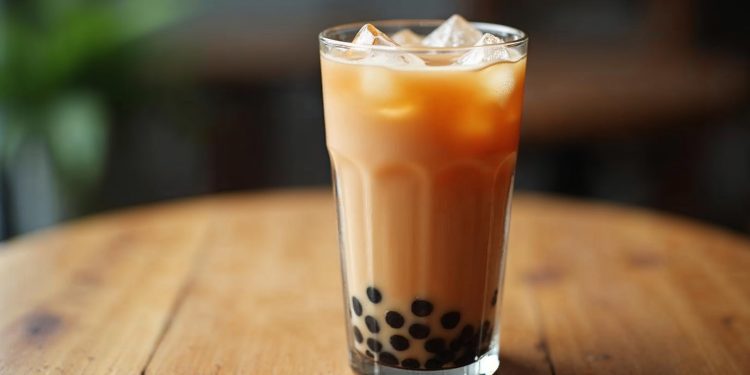 Ly trà sữa trân châu với trân châu đen dưới đáy và đá